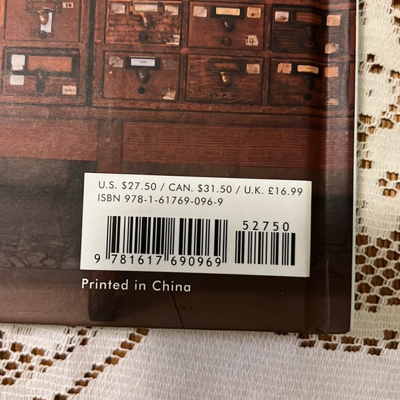 BIBLIOCraft book, used but good as new! 📚🧵🎨 - Picture 2 of 4